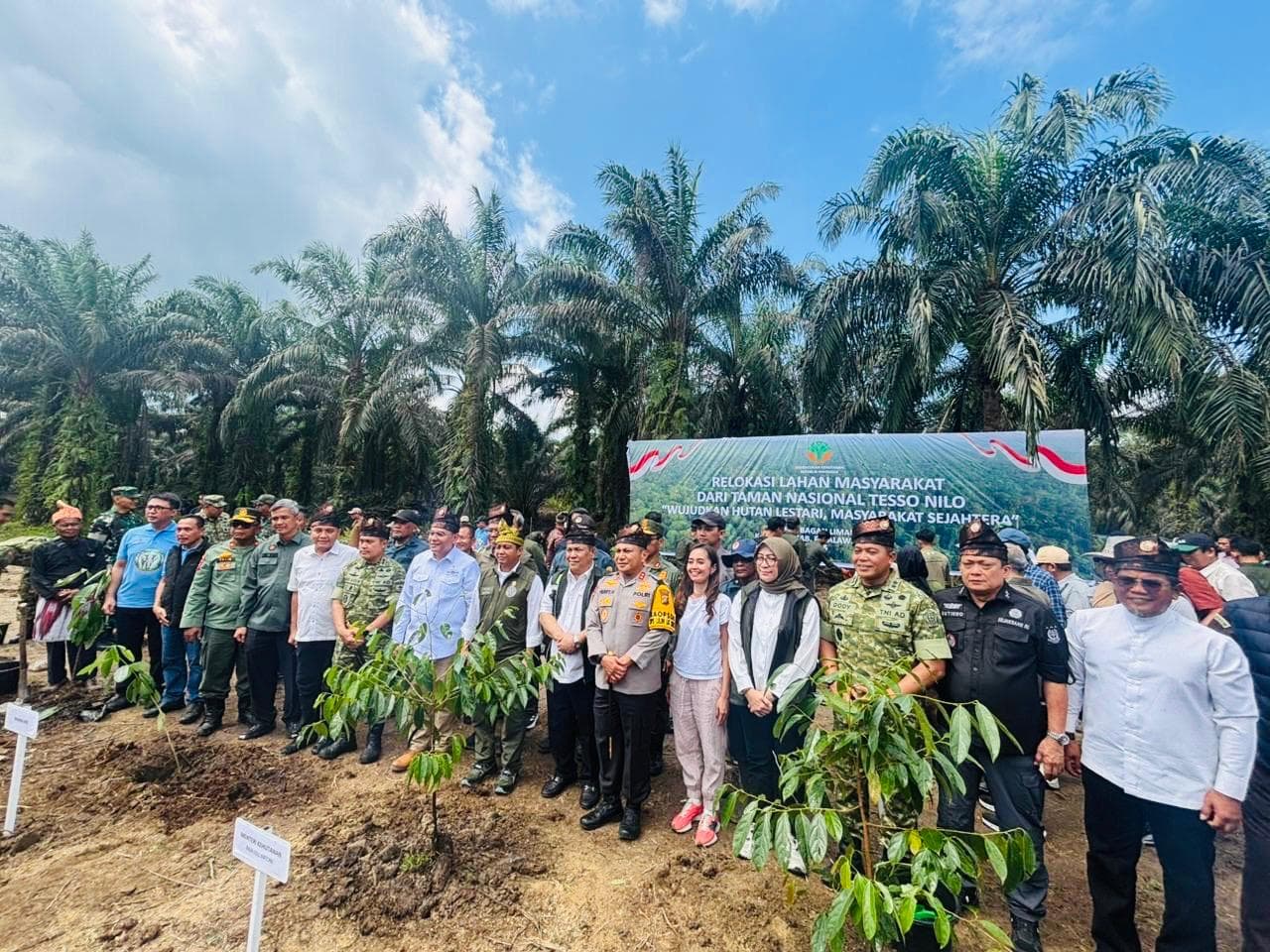 Satgas Penertiban Kawasan Hutan (PKH) melakukan relokasi lahan masyarakat yang berada di Taman Nasional Tesso Nilo, Riau (Foto: Kejaksaan) Satgas Penertiban Kawasan Hutan (PKH) melakukan relokasi lahan masyarakat yang berada di Taman Nasional Tesso Nilo, Riau (Foto: Kejaksaan)