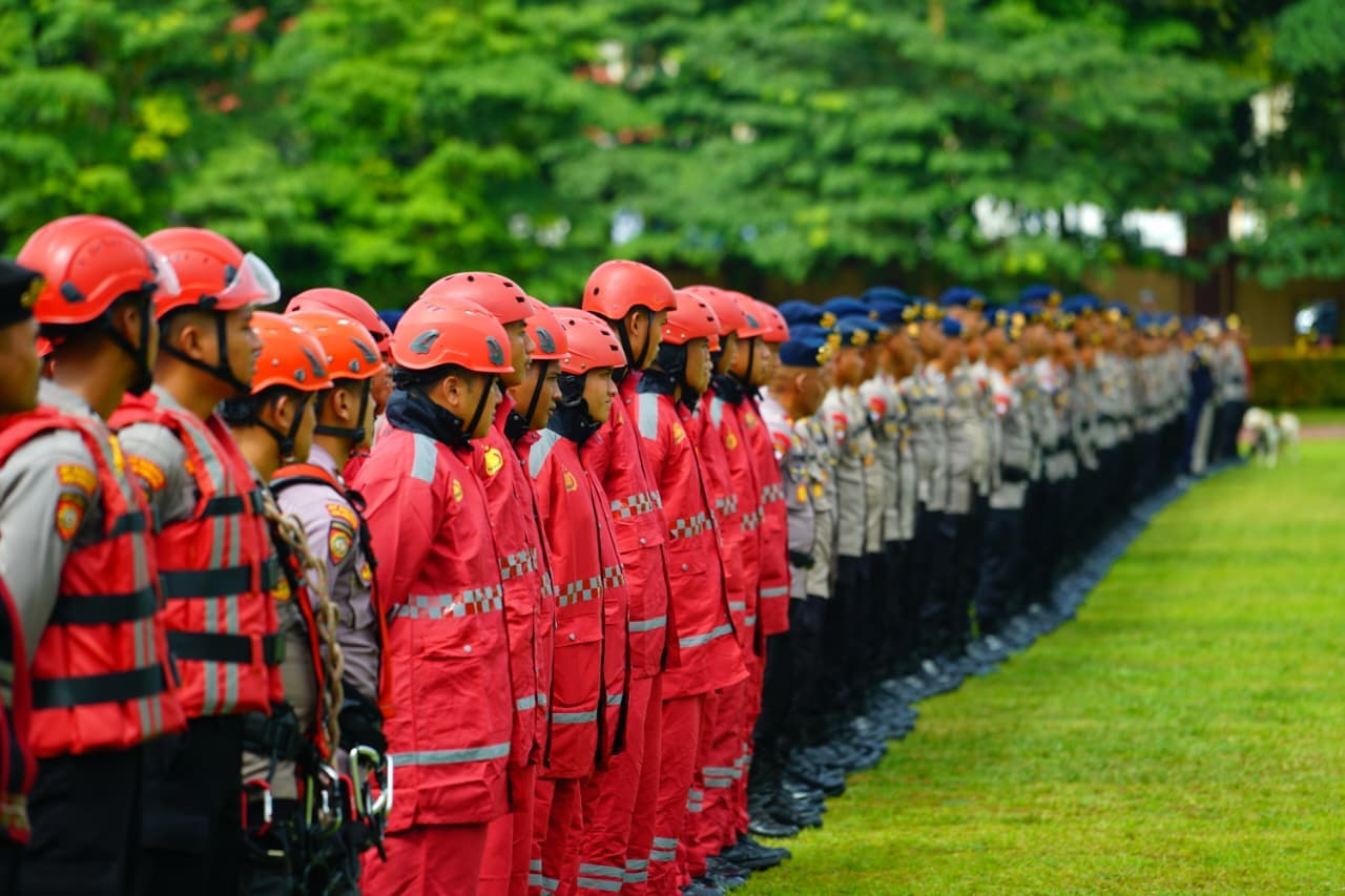 Ribuan personel Polri diberangkatkan untuk penanggulangan bencana di Wilayah Sumatra dan Aceh (Foto: Polri) Ribuan personel Polri diberangkatkan untuk penanggulangan bencana di Wilayah Sumatra dan Aceh (Foto: Polri)