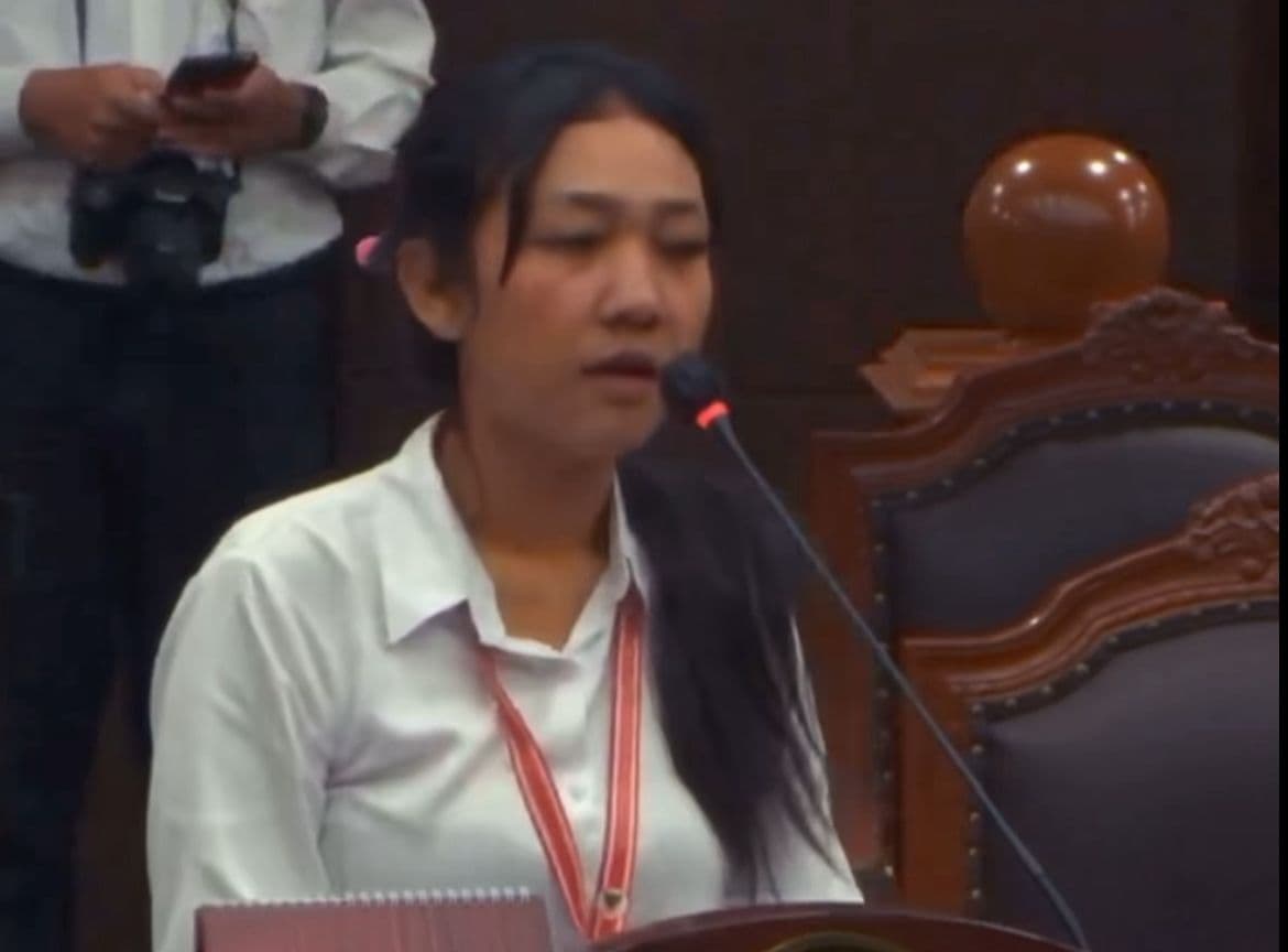 Anak dari almarhum wartawan Riko Sempurna Pasaribu, Eva Meliani dalam sidang Uji Materiil UU TNI di Mahkamah Konstitusi (MK), Jakarta (Foto: Istimewa) Anak dari almarhum wartawan Riko Sempurna Pasaribu, Eva Meliani dalam sidang Uji Materiil UU TNI di Mahkamah Konstitusi (MK), Jakarta (Foto: Istimewa)
