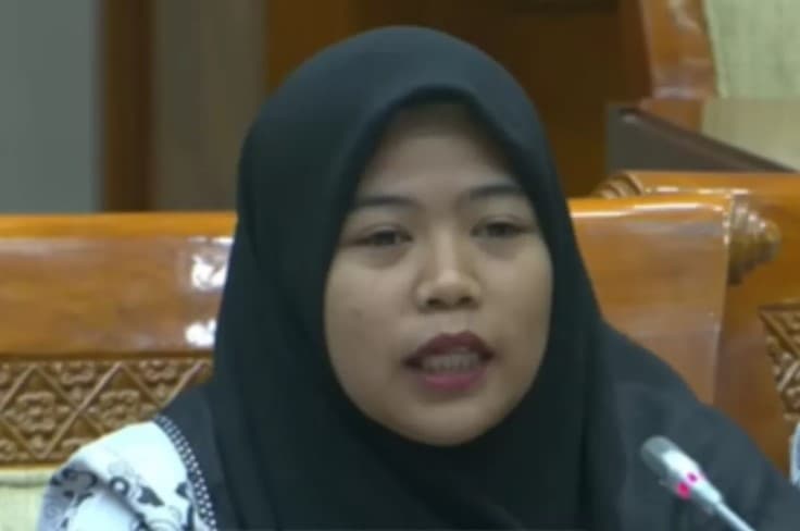 Jadi Tersangka Cuma karena Razia Rambut Siswa, Guru Honorer SDN 21 Pematang Rawan Adukan Nasibnya ke DPR. (Foto: Youtube) Jadi Tersangka Cuma karena Razia Rambut Siswa, Guru Honorer SDN 21 Pematang Rawan Adukan Nasibnya ke DPR. (Foto: Youtube)