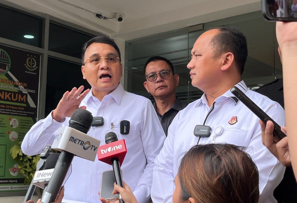 Juru Bicara Satgas PKH Barita Simanjuntak dan Kapuspenkum Kejagung Anang Supriatna (Foto: Hastina/REQnews) Juru Bicara Satgas PKH Barita Simanjuntak dan Kapuspenkum Kejagung Anang Supriatna (Foto: Hastina/REQnews)