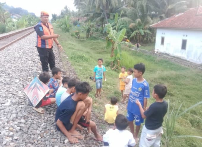 KAI Tegas Larang Masyarakat Beraktivitas di Jalur Rel Saat Ramadan, Langgar UU Bisa Terancam Sanksi Pidana. KAI Tegas Larang Masyarakat Beraktivitas di Jalur Rel Saat Ramadan, Langgar UU Bisa Terancam Sanksi Pidana.