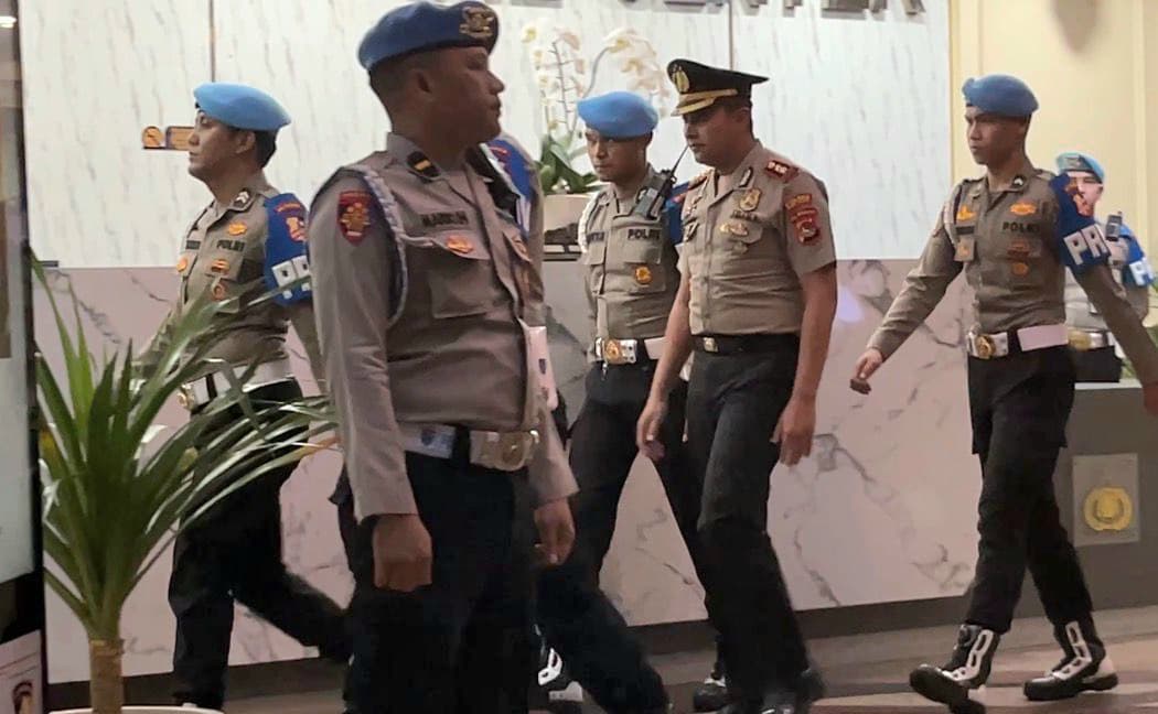 Mantan Kapolres Bima Kota AKBP Didik Putra Kuncoro usai menjalani sidang kode etik di Mabes Polri, Jakarta Selatan (Foto: Hastina/REQnews) Mantan Kapolres Bima Kota AKBP Didik Putra Kuncoro usai menjalani sidang kode etik di Mabes Polri, Jakarta Selatan (Foto: Hastina/REQnews)