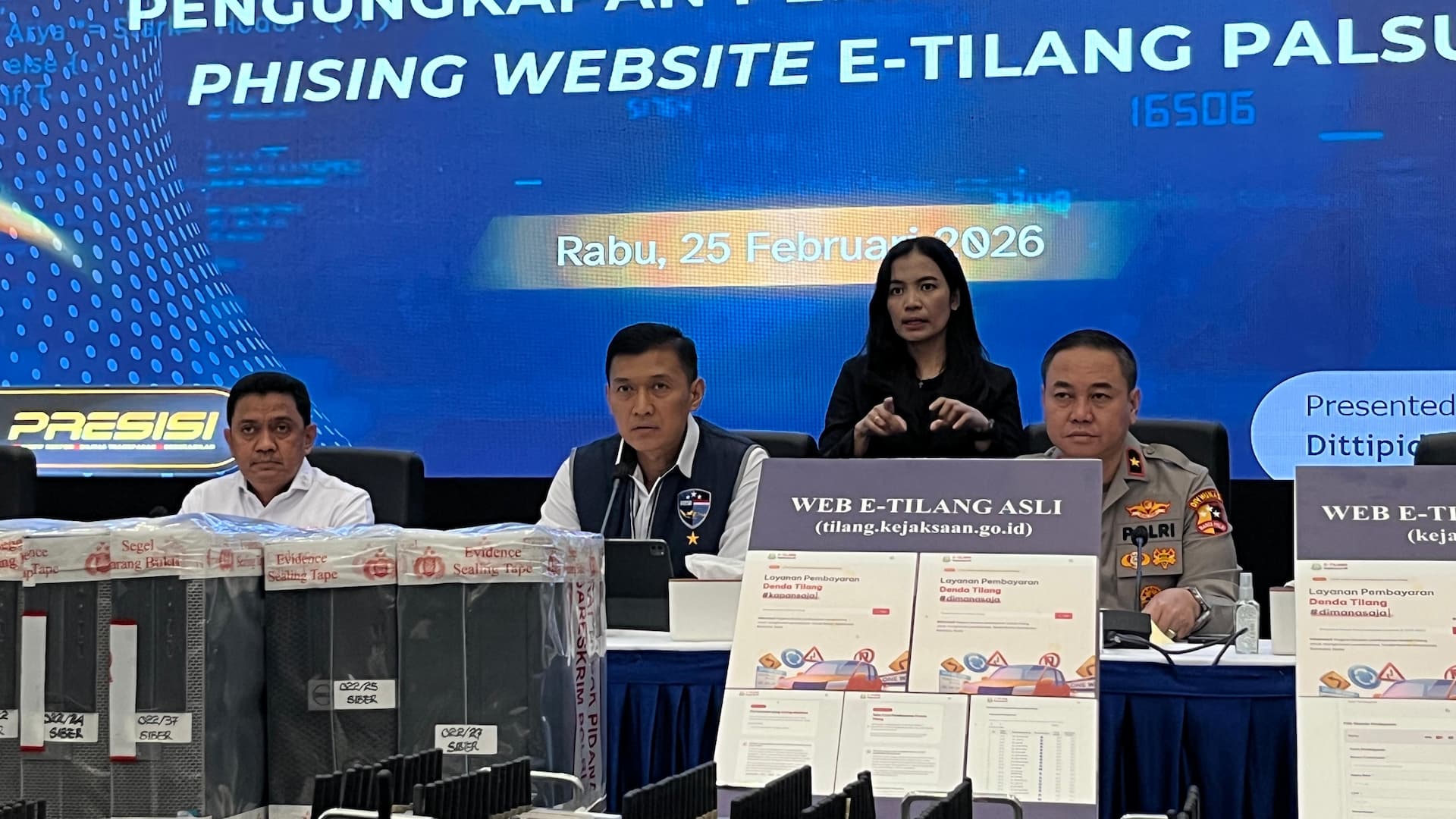 Konferensi pers pengungkapan kasus sindikat penipuan online dengan modus SMS blast pembayaran e-tilang palsu (Foto: Hastina/REQnews) Konferensi pers pengungkapan kasus sindikat penipuan online dengan modus SMS blast pembayaran e-tilang palsu (Foto: Hastina/REQnews)