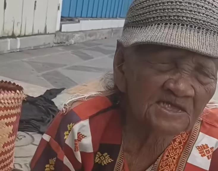 Nenek Tunanetra Penjual Sayur Ditipu, Dibayar Pakai Uang Mainan. (Foto: @senja) Nenek Tunanetra Penjual Sayur Ditipu, Dibayar Pakai Uang Mainan. (Foto: @senja)