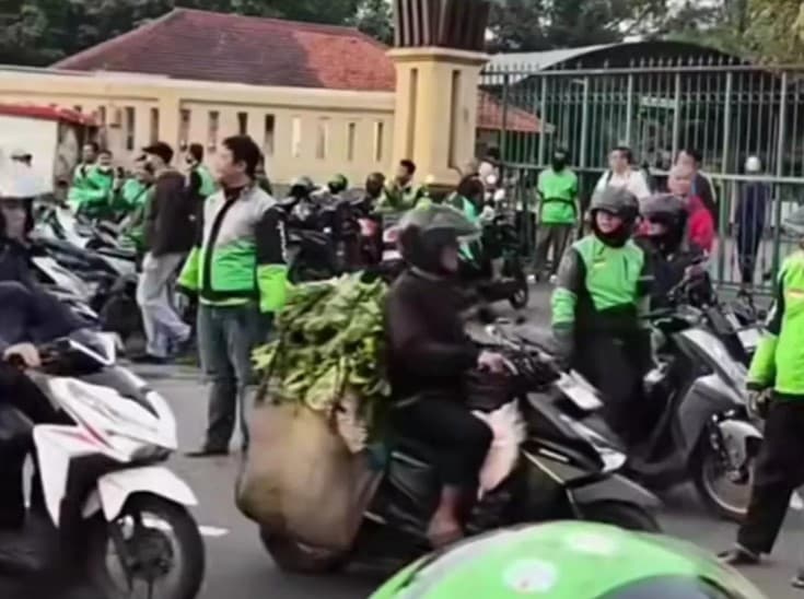 Heboh Info Pembagian THR Driver Ojol di Cibubur Ternyata Hoaks. (Foto: Instagram @keluhkesalojol.official) Heboh Info Pembagian THR Driver Ojol di Cibubur Ternyata Hoaks. (Foto: Instagram @keluhkesalojol.official)