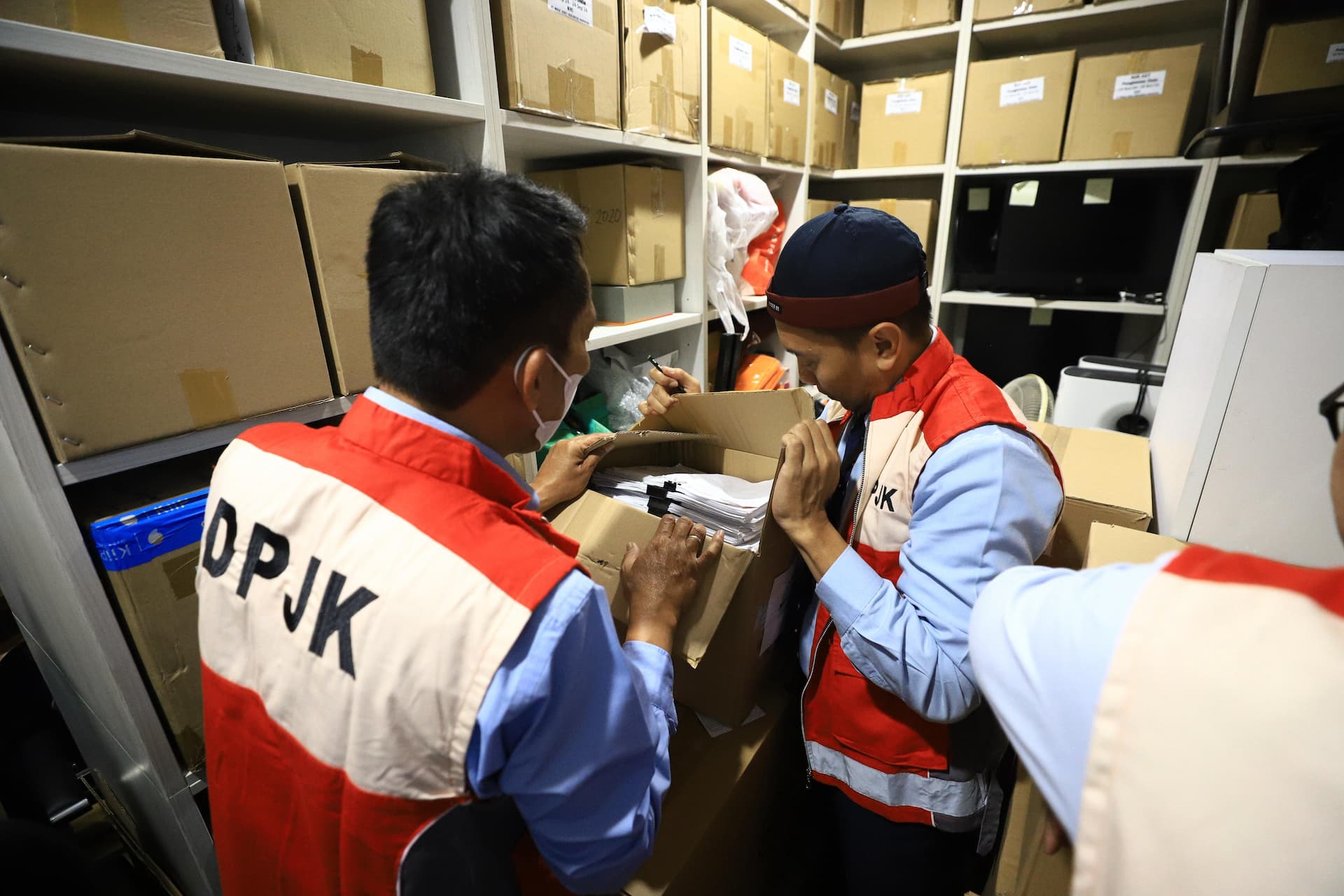Proses penggeledahan di kantor sekuritas PT MASI di SCBD, Jakarta (Foto: Polri) Proses penggeledahan di kantor sekuritas PT MASI di SCBD, Jakarta (Foto: Polri)