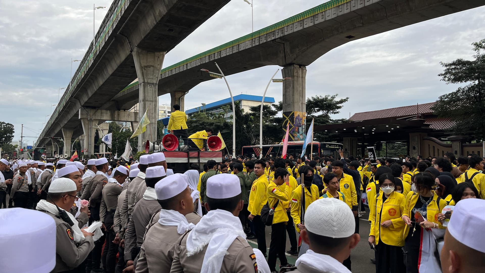 Aksi demonstrasi mahasiswa di depan Mabes Polri, Jakarta Selatan (Foto: Hastina/REQnews) Aksi demonstrasi mahasiswa di depan Mabes Polri, Jakarta Selatan (Foto: Hastina/REQnews)