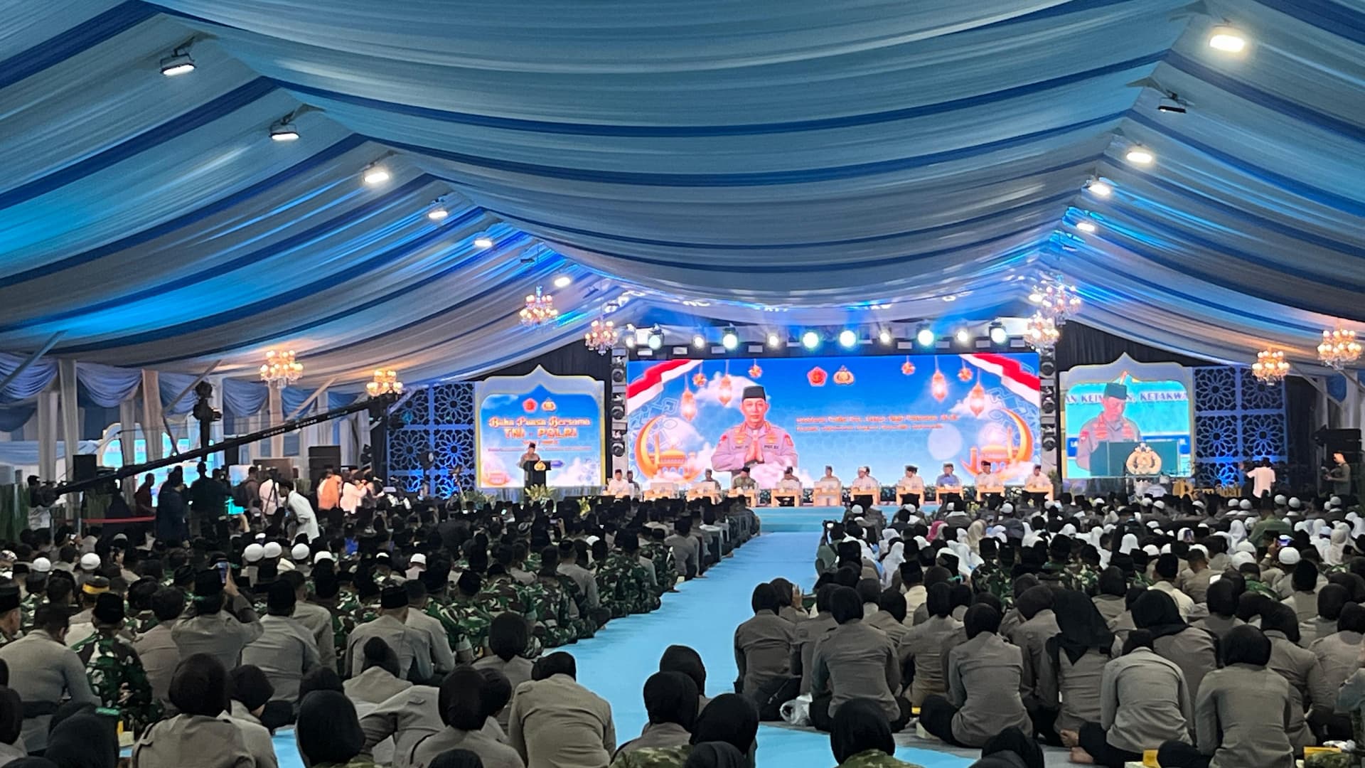 Kapolri Jenderal Listyo Sigit Prabowo dalam kegiatan buka puasa bersama TNI-Polri di Lapangan Bhayangkara, Jakarta Selatan (Foto: Hastina/REQnews) Kapolri Jenderal Listyo Sigit Prabowo dalam kegiatan buka puasa bersama TNI-Polri di Lapangan Bhayangkara, Jakarta Selatan (Foto: Hastina/REQnews)