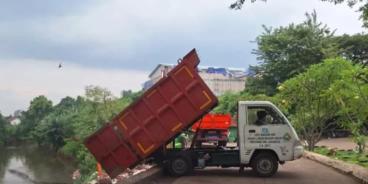 Heboh Truk Sampah DLH Provinsi Jakarta Diduga Buang Sampah di Bantaran Sungai Sekitar TPU Tanah Kusir. (Foto: X) Heboh Truk Sampah DLH Provinsi Jakarta Diduga Buang Sampah di Bantaran Sungai Sekitar TPU Tanah Kusir. (Foto: X)
