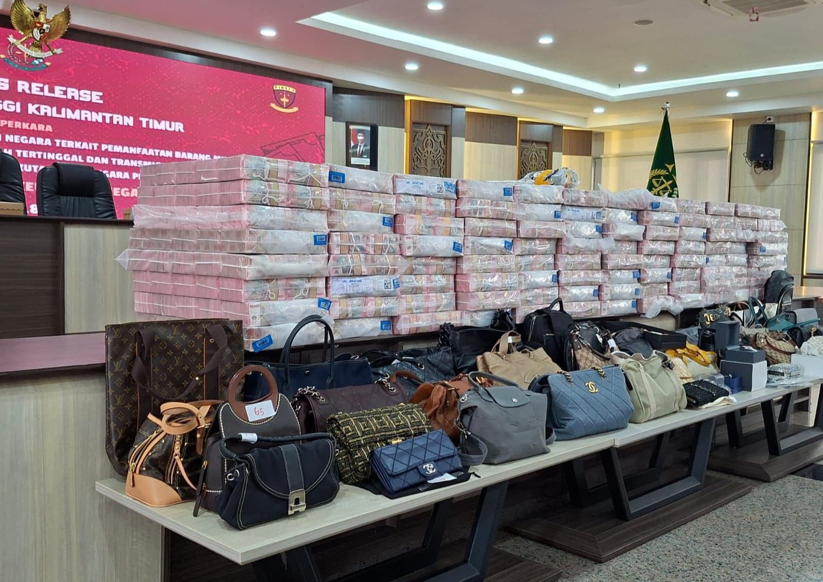 Penyitaan barang bukti terkait kasus dugaan korupsi di Kalimantan Timur (Foto: Kejaksaan) Penyitaan barang bukti terkait kasus dugaan korupsi di Kalimantan Timur (Foto: Kejaksaan)