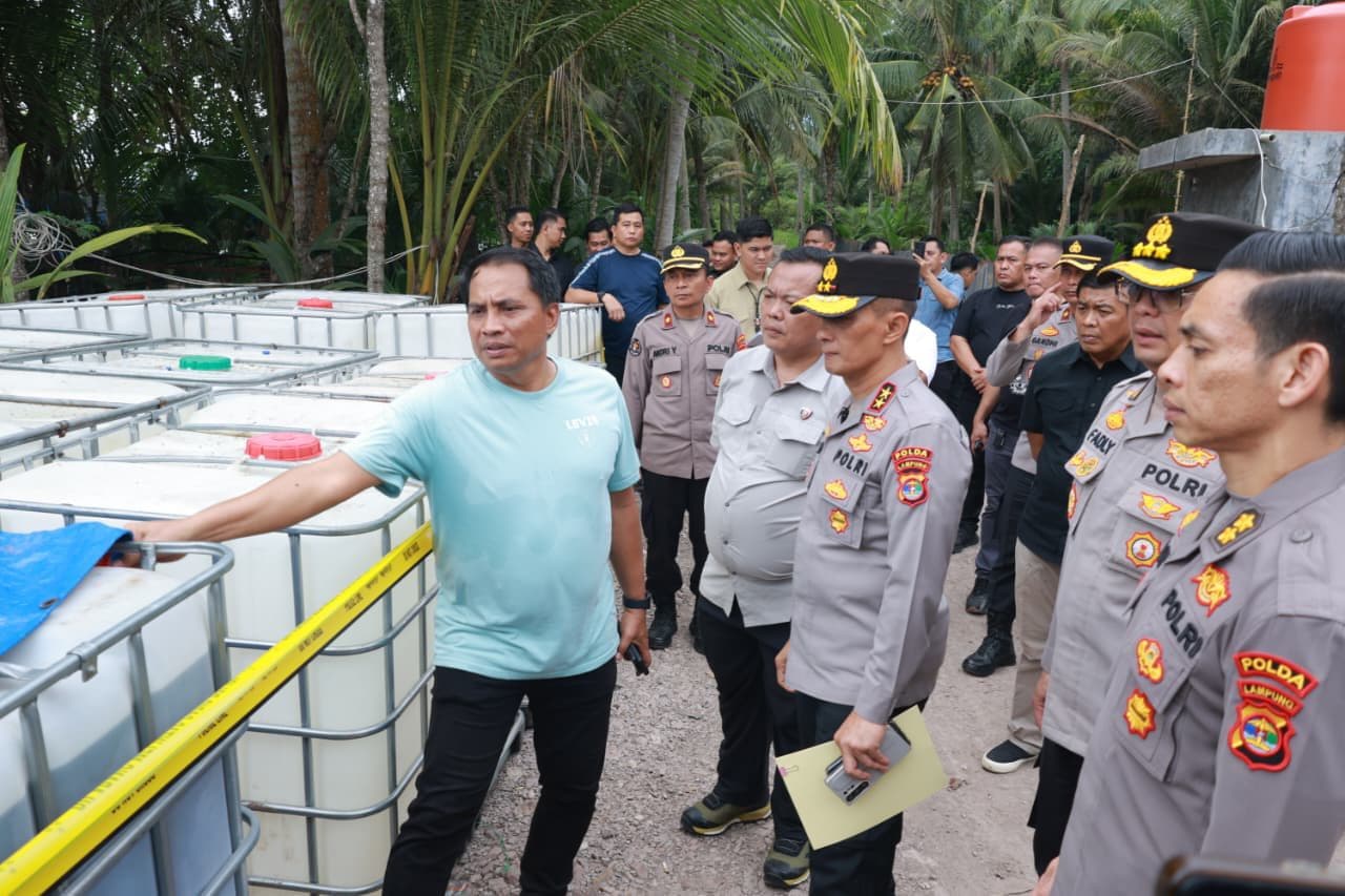 Pengungkapan kasus penimbunan BBM ilegal di Lampung (Foto: Polri) Pengungkapan kasus penimbunan BBM ilegal di Lampung (Foto: Polri)
