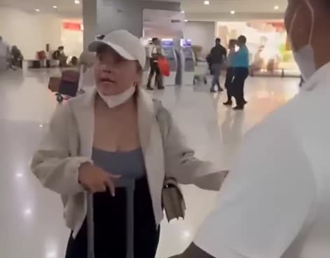 Detik-detik Pelaku Arisan dan Investasi Bodong Twin SJ Rp 10 Miliar Diciduk di Bandara oleh Puluhan Korbannya. (Foto: X) Detik-detik Pelaku Arisan dan Investasi Bodong Twin SJ Rp 10 Miliar Diciduk di Bandara oleh Puluhan Korbannya. (Foto: X)
