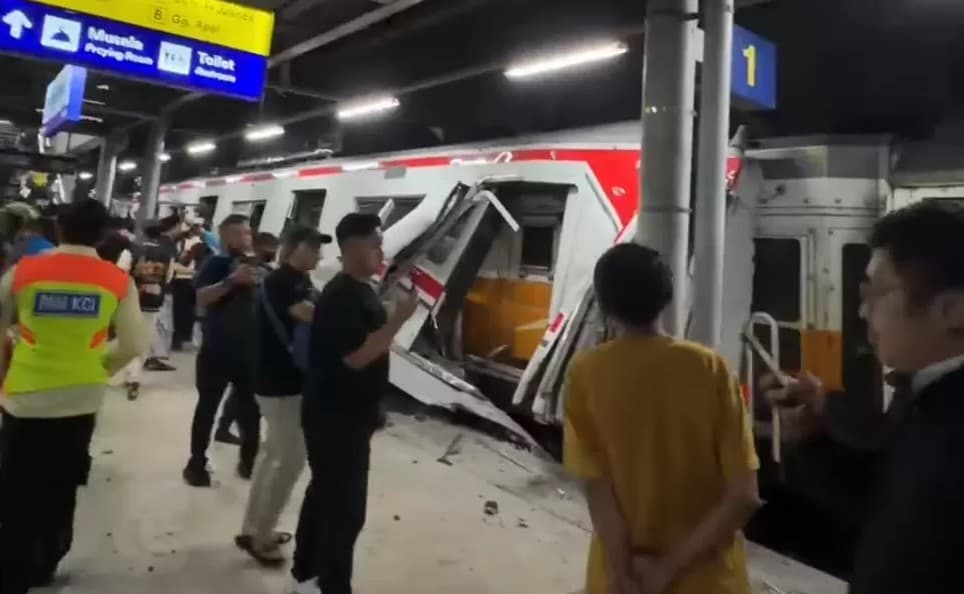 Insiden KA Argo Bromo Tabrak KRL, 16 Korban Meninggal Dunia. Insiden KA Argo Bromo Tabrak KRL, 16 Korban Meninggal Dunia.