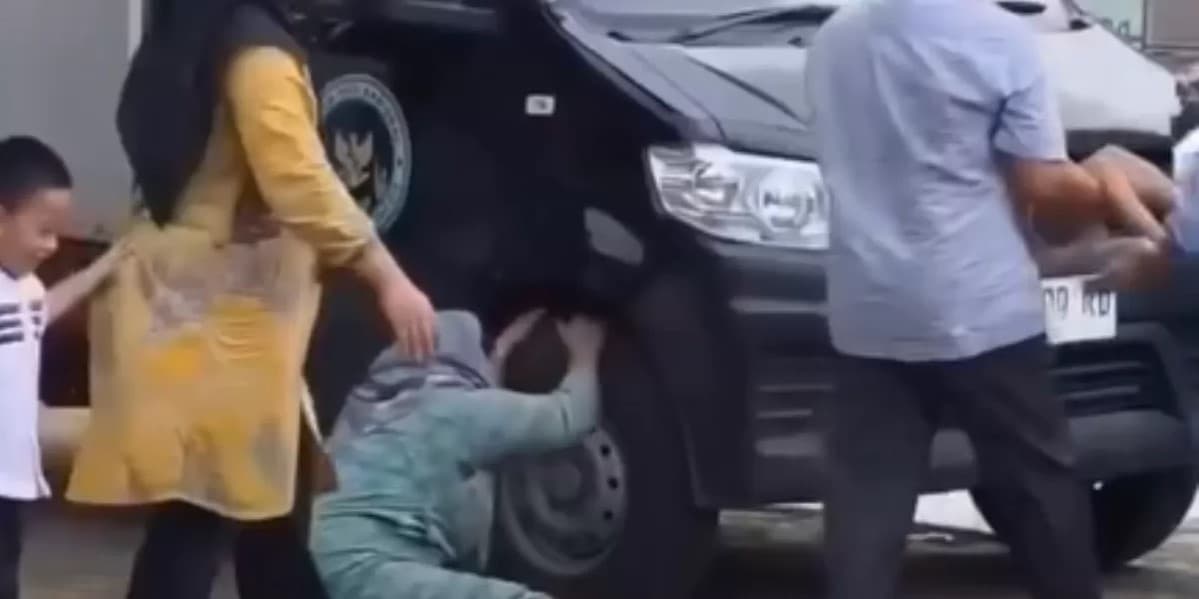Viral Momen Seorang Ibu Nangis Histeris di Samping Kendaraan, Diduga Sang Anak Ditabrak Mobil MBG. (Foto: Thread) Viral Momen Seorang Ibu Nangis Histeris di Samping Kendaraan, Diduga Sang Anak Ditabrak Mobil MBG. (Foto: Thread)