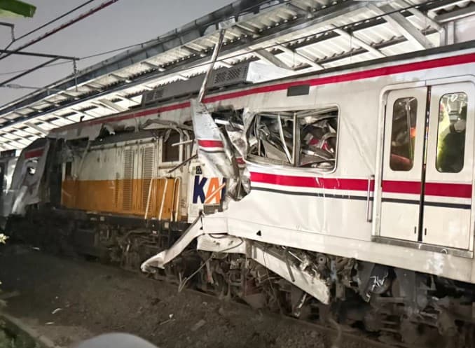Gerbong Wanita KRL Ringsek Dihantam KA Argo Bromo. Gerbong Wanita KRL Ringsek Dihantam KA Argo Bromo.