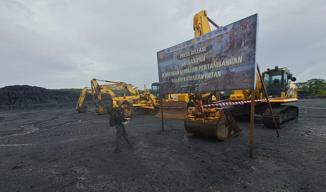 Penyidik Jampidsus Kejaksaan Agung menyita sejumlah aset terkait dengan kasus dugaan korupsi tambang ilegal Samin Tan (Foto: Kejaksaan) Penyidik Jampidsus Kejaksaan Agung menyita sejumlah aset terkait dengan kasus dugaan korupsi tambang ilegal Samin Tan (Foto: Kejaksaan)