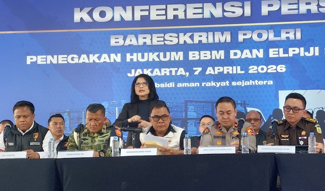 Konferensi pers pengungkapan kasus penyalahgunaan bahan bakar minyak (BBM) dan elpiji bersubsidi ilegal di Lapangan Bhayangkara Mabes Polri, Jakarta Selatan (Foto: Hastina/REQnews) Konferensi pers pengungkapan kasus penyalahgunaan bahan bakar minyak (BBM) dan elpiji bersubsidi ilegal di Lapangan Bhayangkara Mabes Polri, Jakarta Selatan (Foto: Hastina/REQnews)