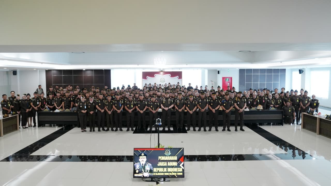 Jaksa Agung ST Burhanuddin bersama jajaran jaksa di Sulawesi Tengah (Foto: dok. Kejaksaan) Jaksa Agung ST Burhanuddin bersama jajaran jaksa di Sulawesi Tengah (Foto: dok. Kejaksaan)