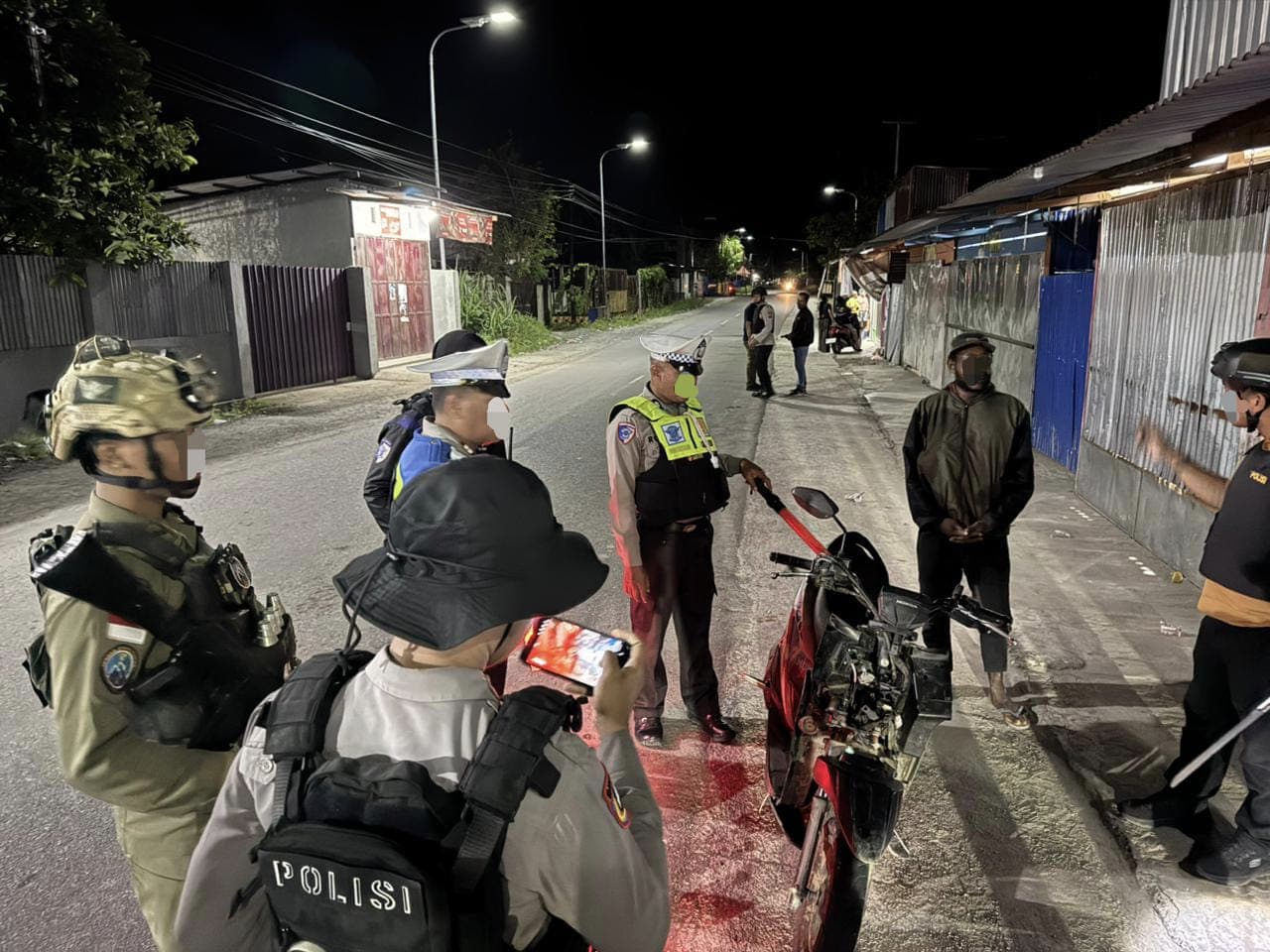 Personel gabungan Satgas Damai Cartenz 2026 melakukan patroli dan razia malam di Nabire, Papua Tengah (Foto: dok. Polri) Personel gabungan Satgas Damai Cartenz 2026 melakukan patroli dan razia malam di Nabire, Papua Tengah (Foto: dok. Polri)