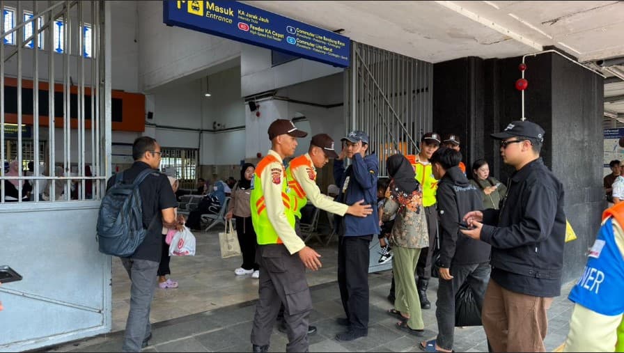 Antisipasi Pawai Kemenangan PERSIB, KAI Daop 2 Bandung Imbau Pelanggan Datang Lebih Awal ke Stasiun. Antisipasi Pawai Kemenangan PERSIB, KAI Daop 2 Bandung Imbau Pelanggan Datang Lebih Awal ke Stasiun.