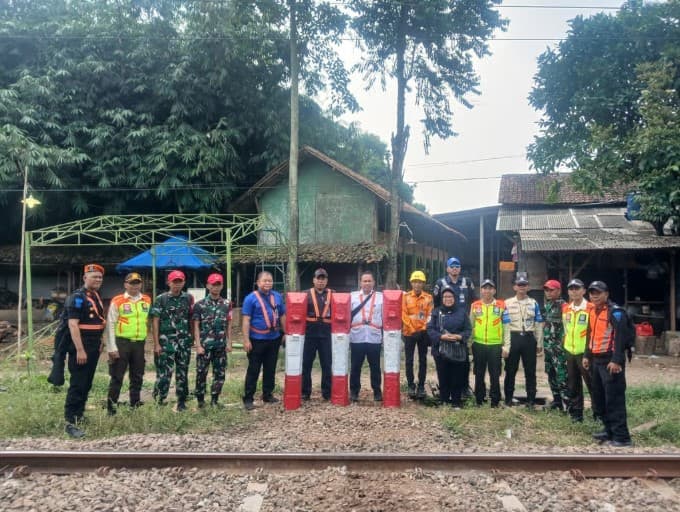 KAI Tutup Perlintasan Sebidang Liar di Tangerang, Perkuat Upaya Peningkatan Keselamatan Perjalanan Kereta Api. KAI Tutup Perlintasan Sebidang Liar di Tangerang, Perkuat Upaya Peningkatan Keselamatan Perjalanan Kereta Api.