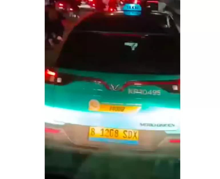Taksi Hijau Disorot Lagi Gegara Ada Oknum Sopirnya Kepergok Nonton Video Asusila Saat Mengemudi. (Foto: Threads) Taksi Hijau Disorot Lagi Gegara Ada Oknum Sopirnya Kepergok Nonton Video Asusila Saat Mengemudi. (Foto: Threads)