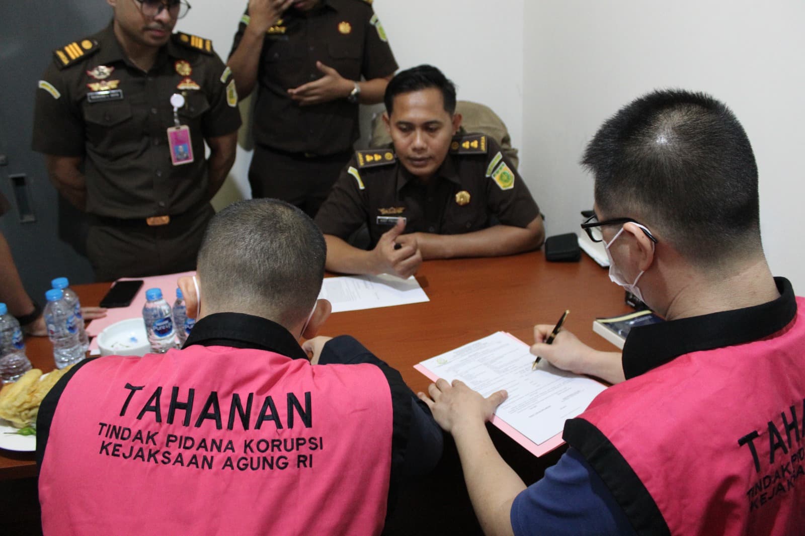 Penyerahan Tahap II tersangka dan barang bukti kasus dugaan korupsi CPO berkedok POME. (Foto: dok. Kejaksaan) Penyerahan Tahap II tersangka dan barang bukti kasus dugaan korupsi CPO berkedok POME. (Foto: dok. Kejaksaan)