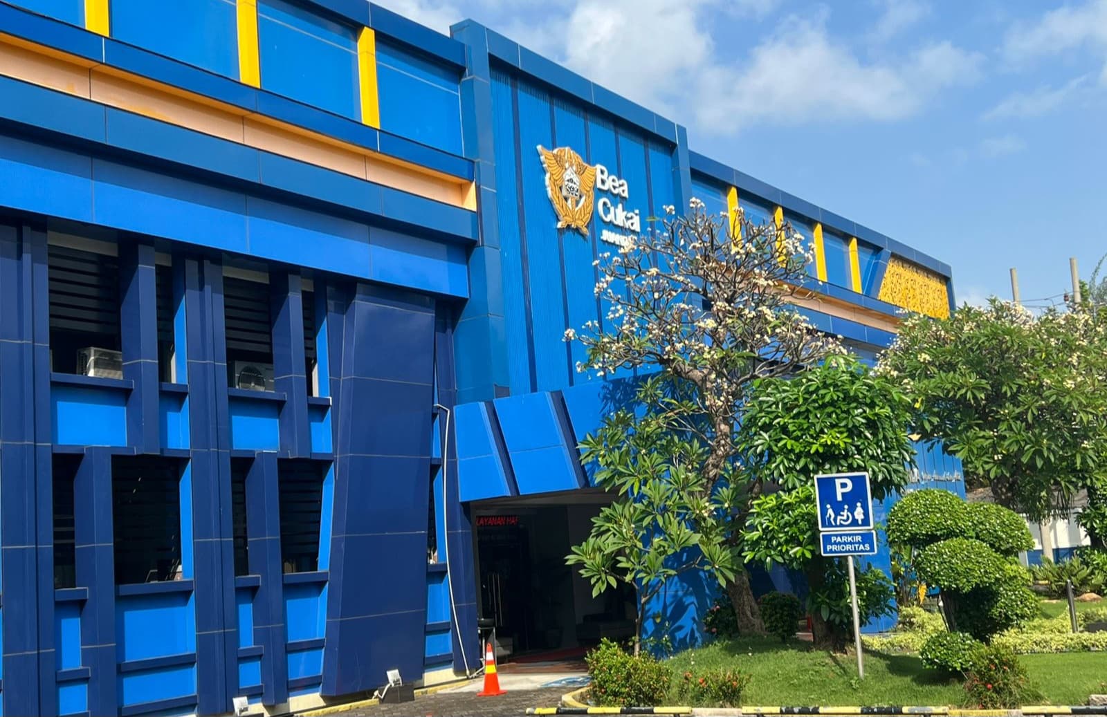 Kantor Pengawasan dan Pelayanan Bea dan Cukai (KPPBC) Tipe Madya Pabean Juanda, Kabupaten Sidoarjo, Jawa Timur. (Foto: Istimewa) Kantor Pengawasan dan Pelayanan Bea dan Cukai (KPPBC) Tipe Madya Pabean Juanda, Kabupaten Sidoarjo, Jawa Timur. (Foto: Istimewa)