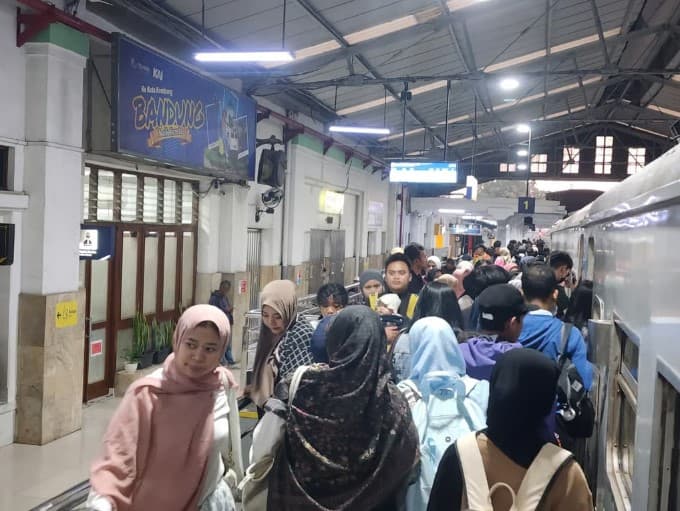 Libur Tahun Baru Islam 1448 H, KAI Daop 2 Bandung Layani Lebih dari 13 Ribu Pelanggan. Libur Tahun Baru Islam 1448 H, KAI Daop 2 Bandung Layani Lebih dari 13 Ribu Pelanggan.