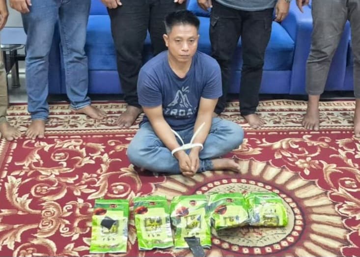 Penangkapan kurir narkoba jaringan Malaysia-Indonesia di Riau. (Foto: dok. Polri) Penangkapan kurir narkoba jaringan Malaysia-Indonesia di Riau. (Foto: dok. Polri)