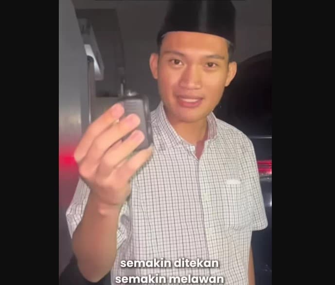 Geger Kolong Mobil Eks Ketua BEM UGM Dipasangi Alat Pelacak PBX Finder, Tiyo Ardiyanto Sindir Keras Presiden Prabowo. Geger Kolong Mobil Eks Ketua BEM UGM Dipasangi Alat Pelacak PBX Finder, Tiyo Ardiyanto Sindir Keras Presiden Prabowo.