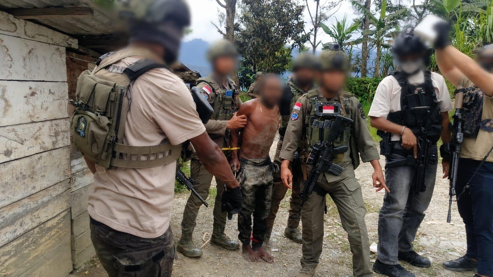 Satgas Operasi Damai Cartenz 2026 menangkap anggota KKB di Kabupaten Intan Jaya, Papua Tengah. (Foto: dok. Polri) Satgas Operasi Damai Cartenz 2026 menangkap anggota KKB di Kabupaten Intan Jaya, Papua Tengah. (Foto: dok. Polri)