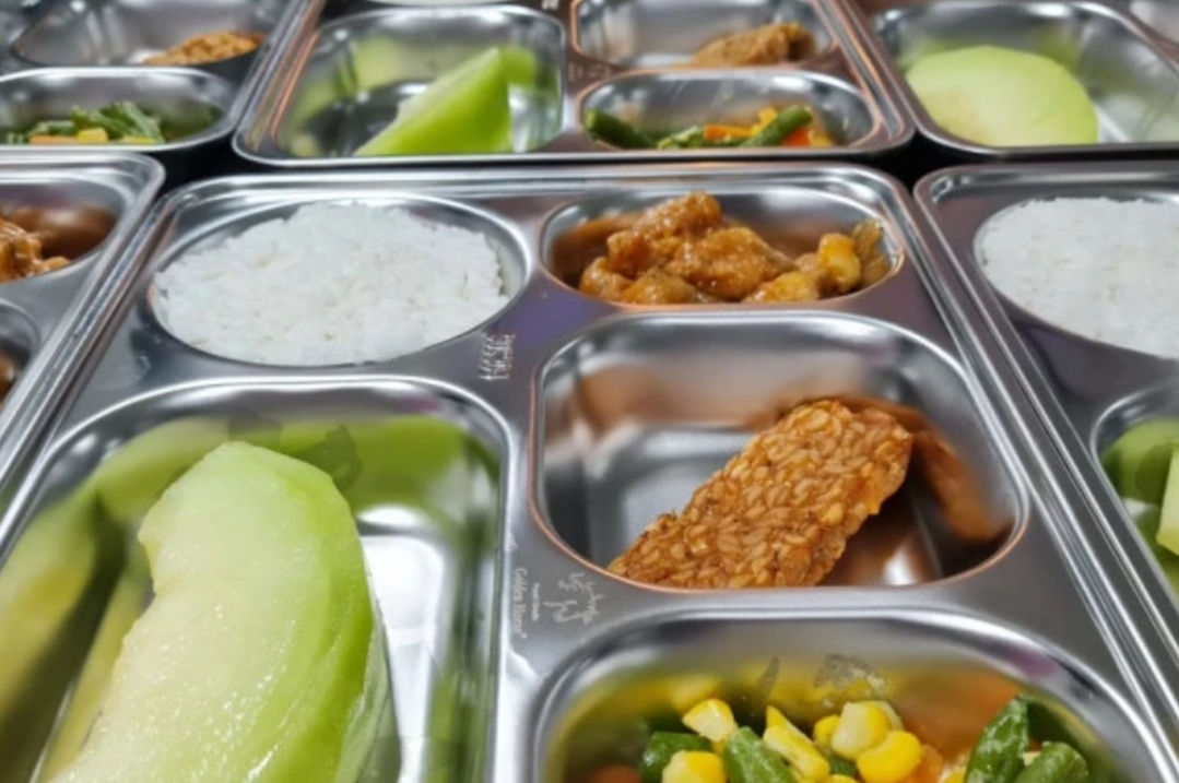 Program Makan Bergizi Gratis (MBG). Program Makan Bergizi Gratis (MBG).