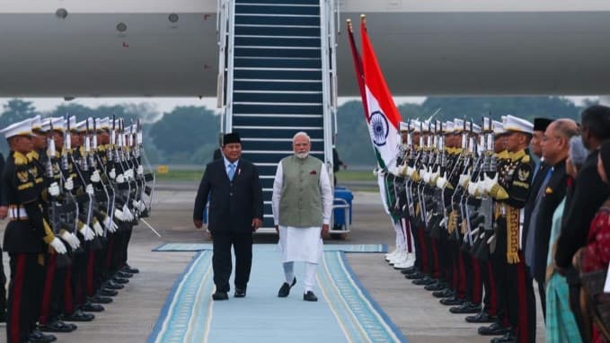 PM India Narendra Modi Tiba di Indonesia, Disambut Langsung Presiden Prabowo. PM India Narendra Modi Tiba di Indonesia, Disambut Langsung Presiden Prabowo.