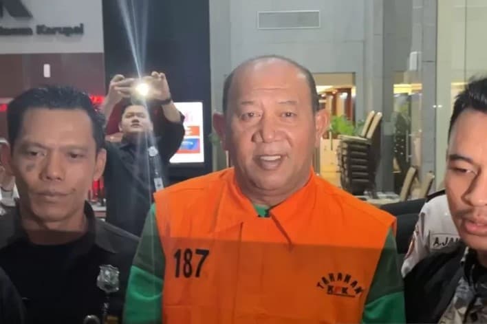 Selain Korupsi Proyek Pemkab, Bupati Langkat Juga Terima Gratifikasi Rp 3,5 Miliar dari "Permainan" Mutasi Kepsek SD dan SMP. Selain Korupsi Proyek Pemkab, Bupati Langkat Juga Terima Gratifikasi Rp 3,5 Miliar dari "Permainan" Mutasi Kepsek SD dan SMP.