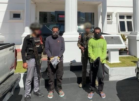 Dua tersangka kasus pembunuhan dan penembakan dilimpahkan ke JPU Kejari Jayawijaya. (Foto: dok. Polri) Dua tersangka kasus pembunuhan dan penembakan dilimpahkan ke JPU Kejari Jayawijaya. (Foto: dok. Polri)