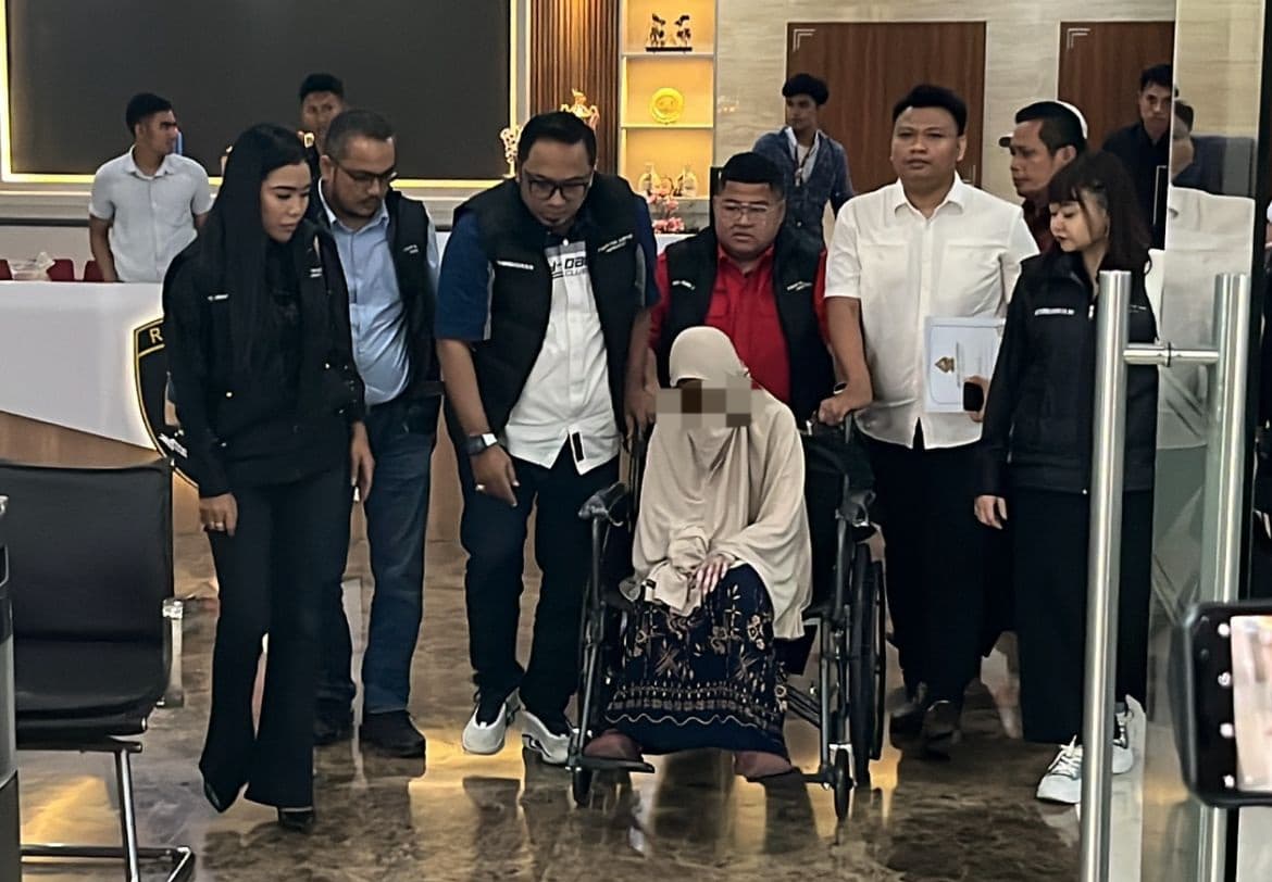 Perempuan korban penyiksaan oknum polisi bersama tim Hotman 911 di Bareskrim Polri, Jakarta Selatan. (Foto: Hastina/REQnews) Perempuan korban penyiksaan oknum polisi bersama tim Hotman 911 di Bareskrim Polri, Jakarta Selatan. (Foto: Hastina/REQnews)
