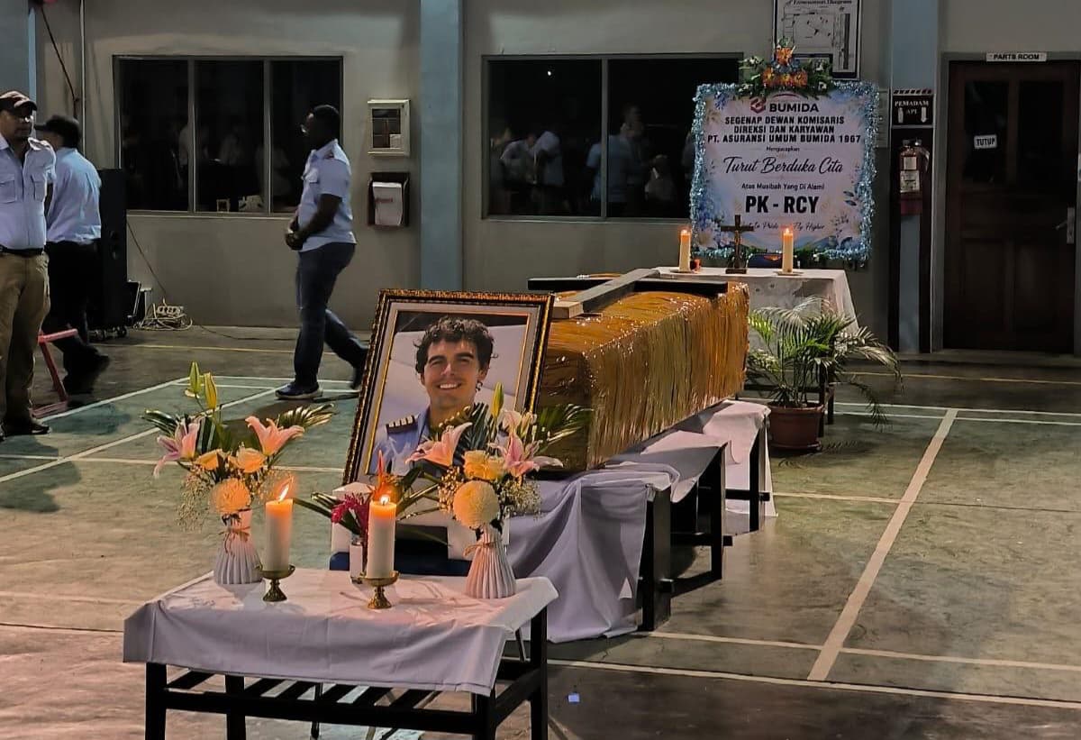Upacara penghormatan terakhir jenazah Pilot Nichloas F. Goselin. (Foto: dok. Polri) Upacara penghormatan terakhir jenazah Pilot Nichloas F. Goselin. (Foto: dok. Polri)