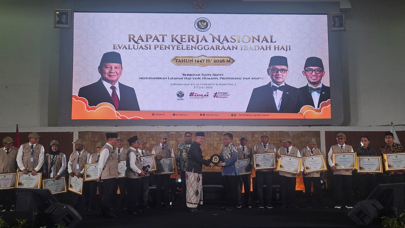 Penyerahan penghargaan dari Kementerian Haji dan Umrah RI atas kontribusi Polri dalam suksesnya penyelenggaraan ibadah haji 1447 H/2026 M. (Foto: dok. Polri) Penyerahan penghargaan dari Kementerian Haji dan Umrah RI atas kontribusi Polri dalam suksesnya penyelenggaraan ibadah haji 1447 H/2026 M. (Foto: dok. Polri)