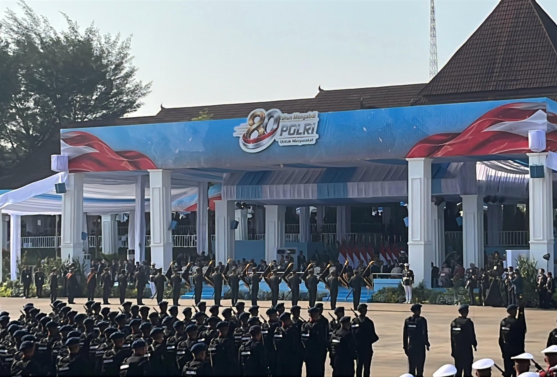 Upacara Hari Bhayangkara ke-80 di Lapangan Satlat Brimob Polri, Cikeas, Bogor, Jawa Barat. (Foto: Hastina/REQnews) Upacara Hari Bhayangkara ke-80 di Lapangan Satlat Brimob Polri, Cikeas, Bogor, Jawa Barat. (Foto: Hastina/REQnews)